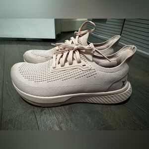 Stylish Women's Sneakers in Soft Pink